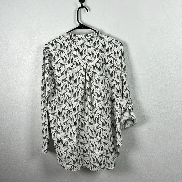 Jane & Delancey Giraffe Print Roll Tab Sleeve Button Front Collared Top Size M - Picture 9 of 10